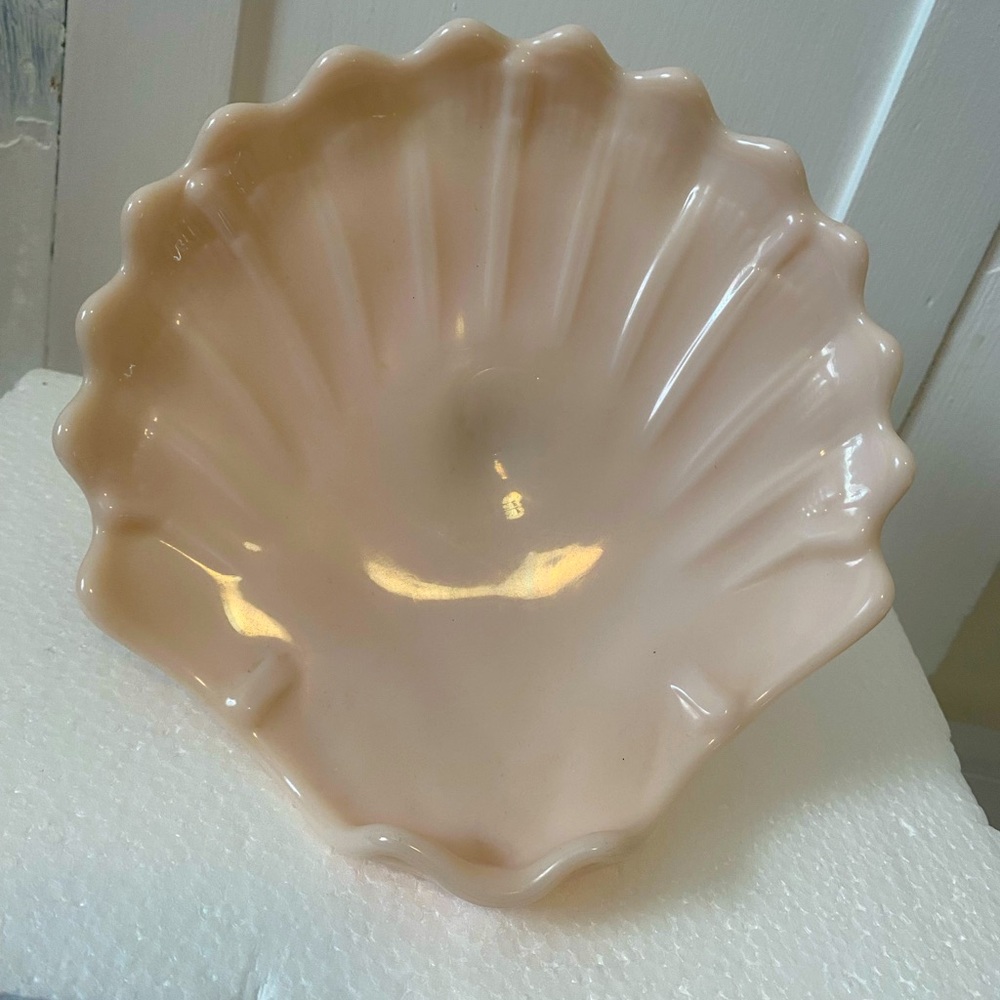 Vintage Pink Shell Lifted Plate